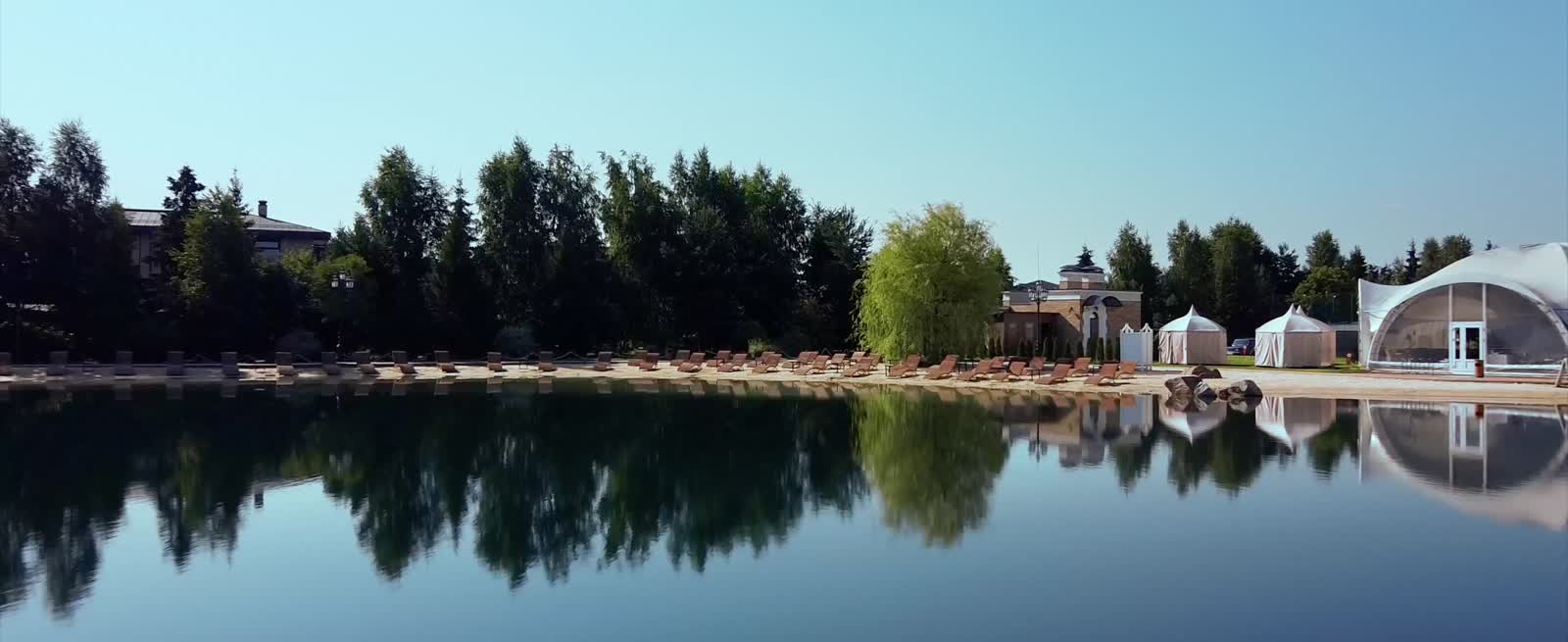 Частный пляж с золотым песком