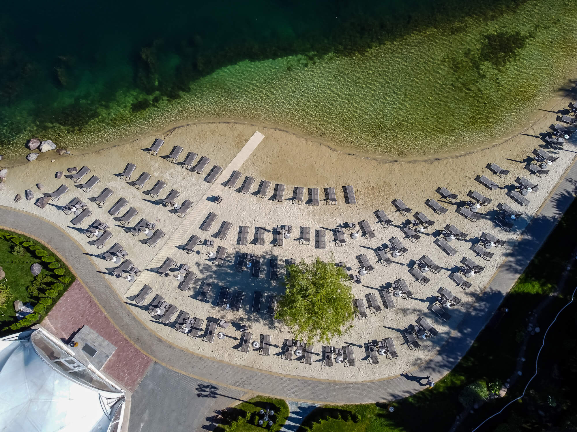 Частный пляж с золотым песком